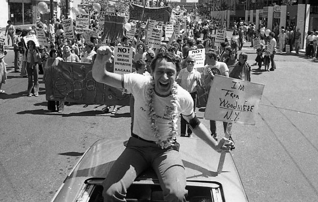 剛成為市政顧問的 Harvey Mlik 參加 Gay Freedom Day Parade. 1978.06.25. (source: SF Gate)